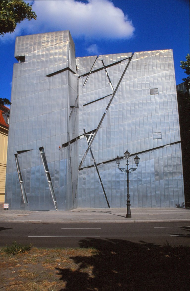 Jewish Museum, Berlin - Daniel Libeskind 1.04_Stephen Varady Photo