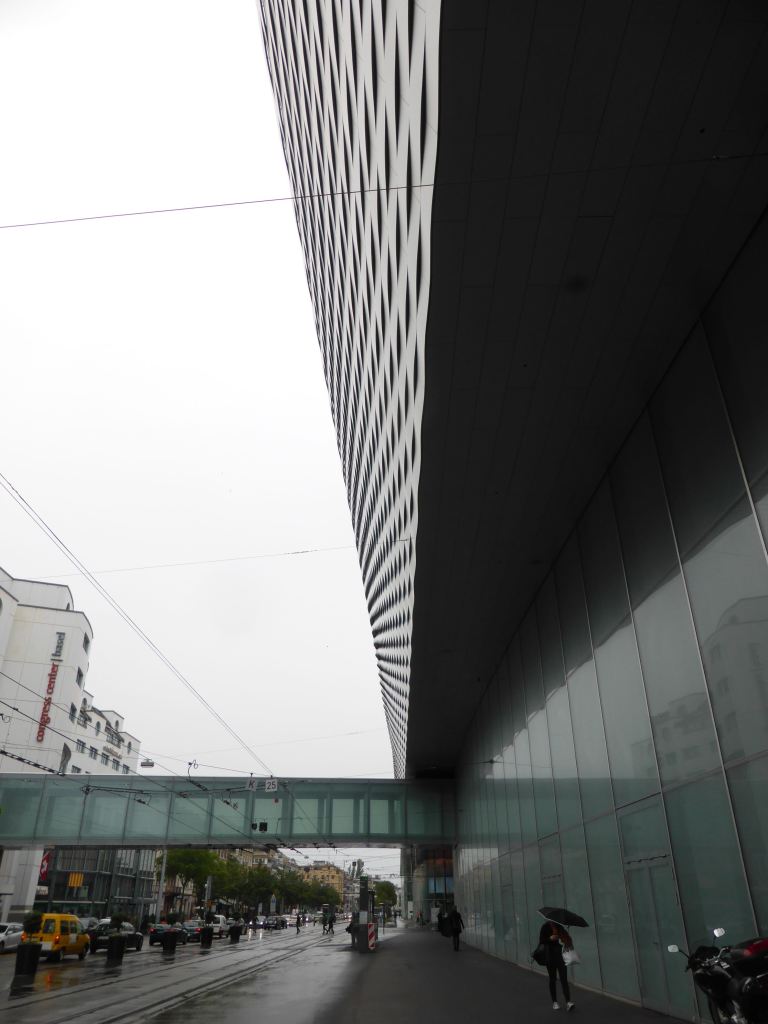 Messe Basel New Hall by Herzog de Meuron 02_Stephen Varady photo ©